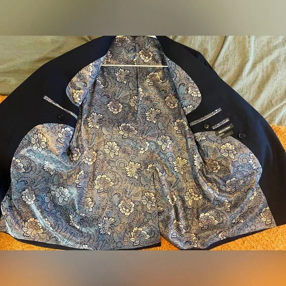 Navy Double-Breasted Men's suit 36S to 38S includes pocket square and shirt - Picture 5 of 16